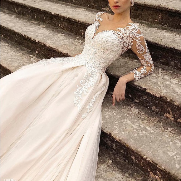 Champagne lace wedding dress - Picture 3 of 12